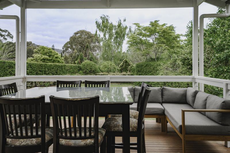 Outdoor dining on the deck