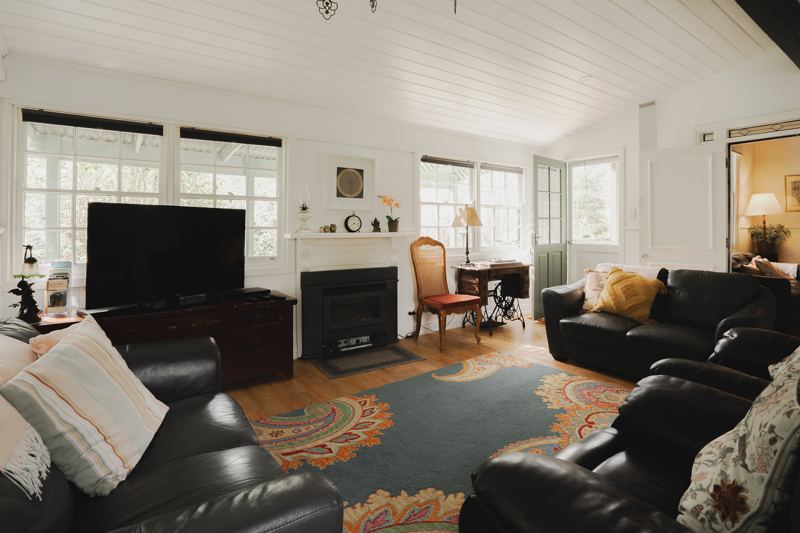 The lounge with open fireplace