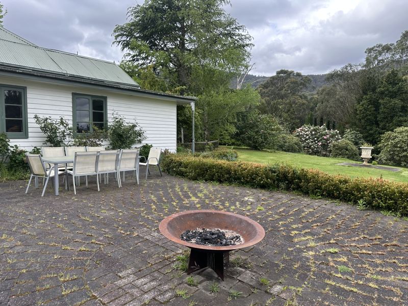 White Rose Cottage and its fire-pit courtyard